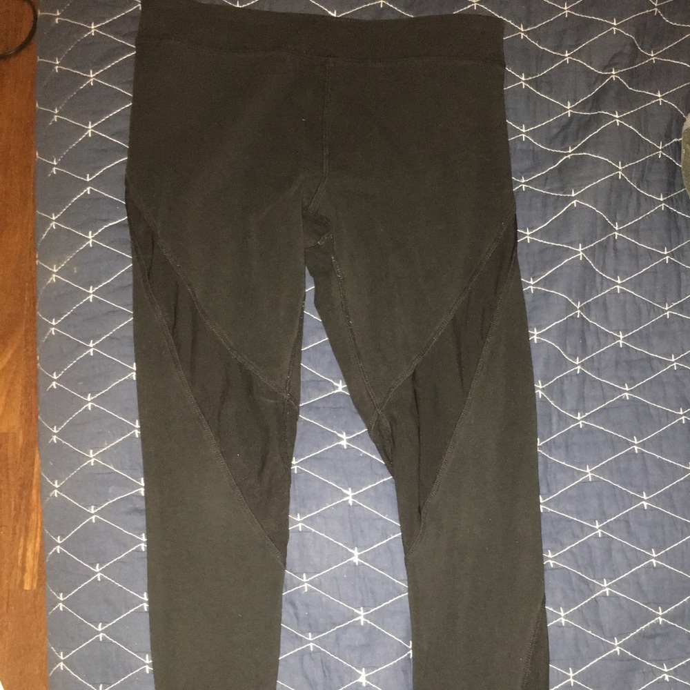 Black active leggings with mesh